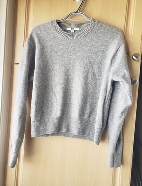 UNIQLO Women's Gray Crewneck Sweater